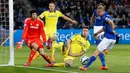 Bek Leicester City, Paul Konchesky (kanan) berusaha mengoper bola melewati bek Chelsea Gary Cahill saat Laga Liga Premier Inggris di King Power Stadium, Kamis (30/4/2015). Chelsea menang 3-1 atas Leicester City.(Reuters/Carl Recine)