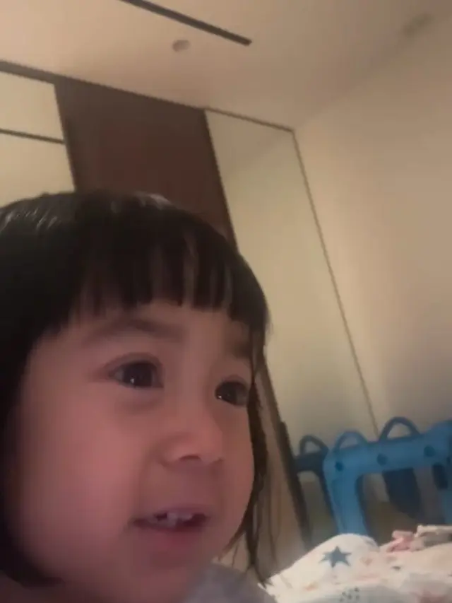 Potret Rayyanza yang cemburu dengan Baby Lily (Sumber: Instagram/@raffinagita1717)