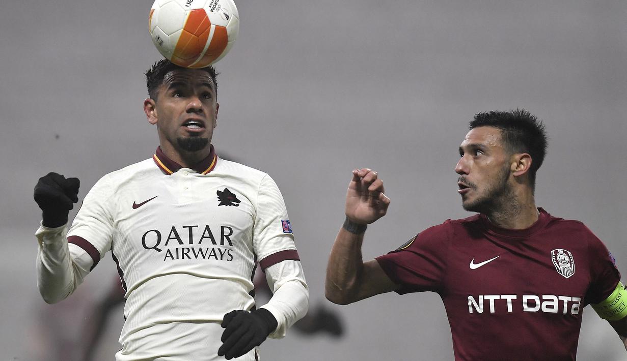 Bek AS Roma, Bruno Peres (kiri), berduel udara dengan bek CFR Cluj, Camora, dalam laga lanjutan Liga Europa 2020/21 Grup A di Cluj-Napoca, Rumania, Kamis (26/11/2020) waktu setempat. AS Roma menang 2-0 atas CFR Cluj. (AFP/Alex Nicodim)