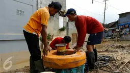 Petugas normalisasi Ciliwung menyiapkan pompa penguras air, Kampung Pulo, Jakarta, Rabu (25/11/2015). Pompa tersebut untuk mempercepat penyurutan banjir di pemukiman Kampung Pulo. (Liputan6.com/Yoppy Renato)