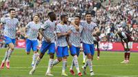 Selebrasi para pemain Manchester United setelah menumbangkan West Ham United pada lanjutan Liga Inggris 2021/2022 di London Stadium, Minggu (19/9/2021). (AP Photo/Ian Walton)