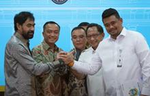 VIDEO: Ekspresi Muzakir Diajak Bobby Menantu Jokowi Salaman, Dasco Tepuk Tangan & Mendagri Senyum