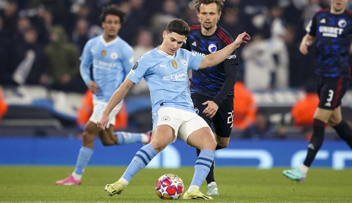 Pemain Manchester City, Julian Alvarez berusaha mencetak gol ke gawang FC Copenhagen pada laga leg kedua 16 besar Liga Champions 2023/2024 di Stadion Etihad, Manchester, Inggris, Kamis (07/03/2024). (AFP/Paul Ellis)