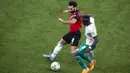 Penyerang Mesir Mohamed Salah berebut bola dengan penyerang Senegal Sadio Mané pada Kualifikasi Piala Dunia 2022 zona Afrika di Stade Me Abdoulaye Wade, Rabu (30/3/2022) dini hari WIB. Senegal dipastikan lolos ke Piala Dunia 2022 setelah menang adu penalti atas Mesir 3-1 (AP Photo/Stefan Kleinowitz)