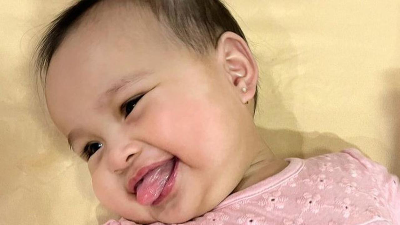 Potret Baby Shafanina langsung mencuri perhatian. Prilly Latuconsina ikut gemas melihat ekspresi Baby Shafanina.