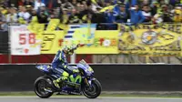 Pebalap Movistar Yamaha, Valentino Rossi, merupakan pebalap terukses pada MotoGP Italia di Sirkuit Mugello dengan koleksi sembilan kemenangan di seluruh kelas. (Bola.com/Twitter/motogp_italia)