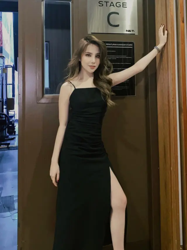 Gaya Agatha Chelsea Pakai Dress Panjang