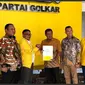 Calon Bupati dan Calon Wakil Bupati Eman Suherman-Dena Muhamad Ramdhan resmi menerima Surat Keputusan (SK) persetujuan B1-KWK dari Partai Golkar untuk mengikuti kontestasi Pilbup Majalengka 2024. (Istimewa)