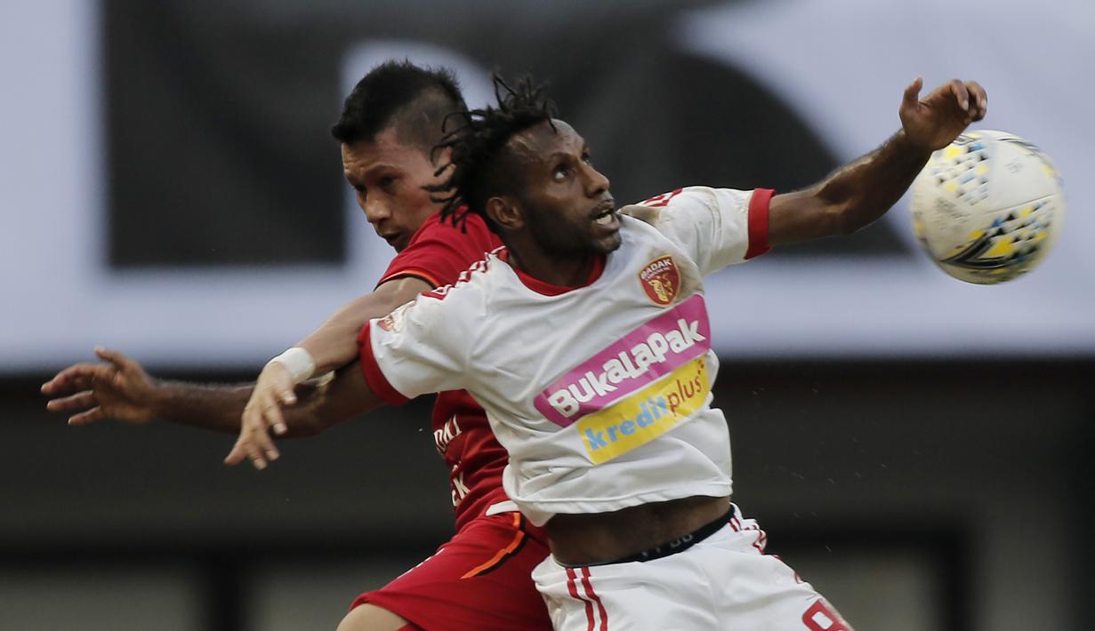 Kapten Persija Jakarta, Ismed Sofyan, duel udara dengan pemain Perseru Badak Lampung, Frengki Kogoya, pada laga Liga 1 2019 di Stadion Patriot, Bekasi, Minggu (1/9). Persija takluk 0-1 dari Badak Lampung. (Bola.com/M Iqbal Ichsan)