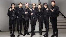 Para personel WayV juga kerap tampil identik dengan grup utama mereka, NCT. Salah satunya adalah dengan tampilan kostum serba hitam ini. (Foto: Instagram @wayvofficial)