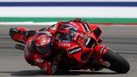 Francesco Bagnaia melewati tikungan saat sesi latihan terbuka MotoGP Amerika, Jumat, (1/10/2021), di Austin, Texas. (AP/Eric Gay)