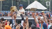 Dalam kesempatan tersebut, Presiden Prabowo memberi kemeja yang biasa dikenakannya untuk peserta aksi perayaan Hari Buruh Internasional 2025 di kawasan Monumen Nasional (Monas), Jakarta, Kamis (1/5/2025). (Liputan6.com/Angga Yuniar)
