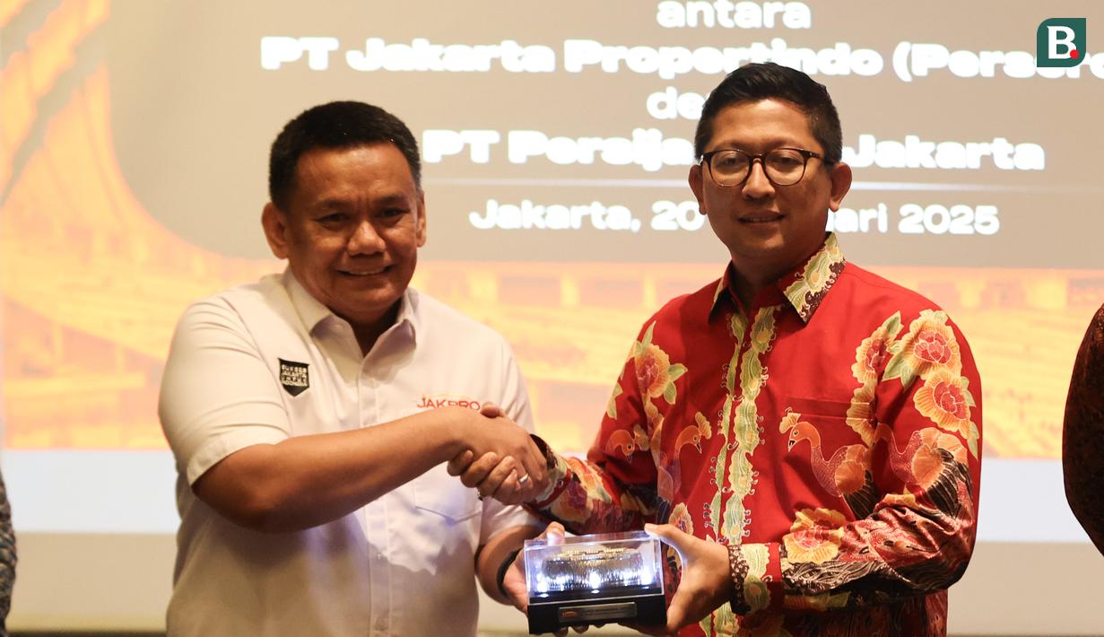 Direktur Utama PT Jakarta Propertindo (Jakpro), Iwan Takwin secara simbolis memberikan miniatur JIS kepada Direktur PT Persija Jaya Jakarta, Mohamad Prapanca (kanan) pada acara penandatanganan nota kesepamahaman atau MOU kerja sama Persija Jakarta dan Jakpro, Kamis (20/2/2025) di Morrisey Hotel, Jakarta Pusat.