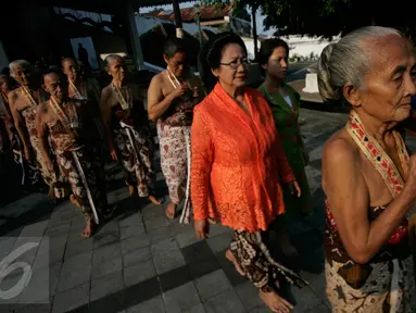 Sejumlah abdi dalem mengikuti prosesi numplak wajik di keraton Kesultanan Yogyakarta, (4/7).Numplak wajik di selenggrakan untuk memulai proses pembuatan Gunungan yang akan di perebutkan pada hari raya idul fitri.(Boy Harjanto)