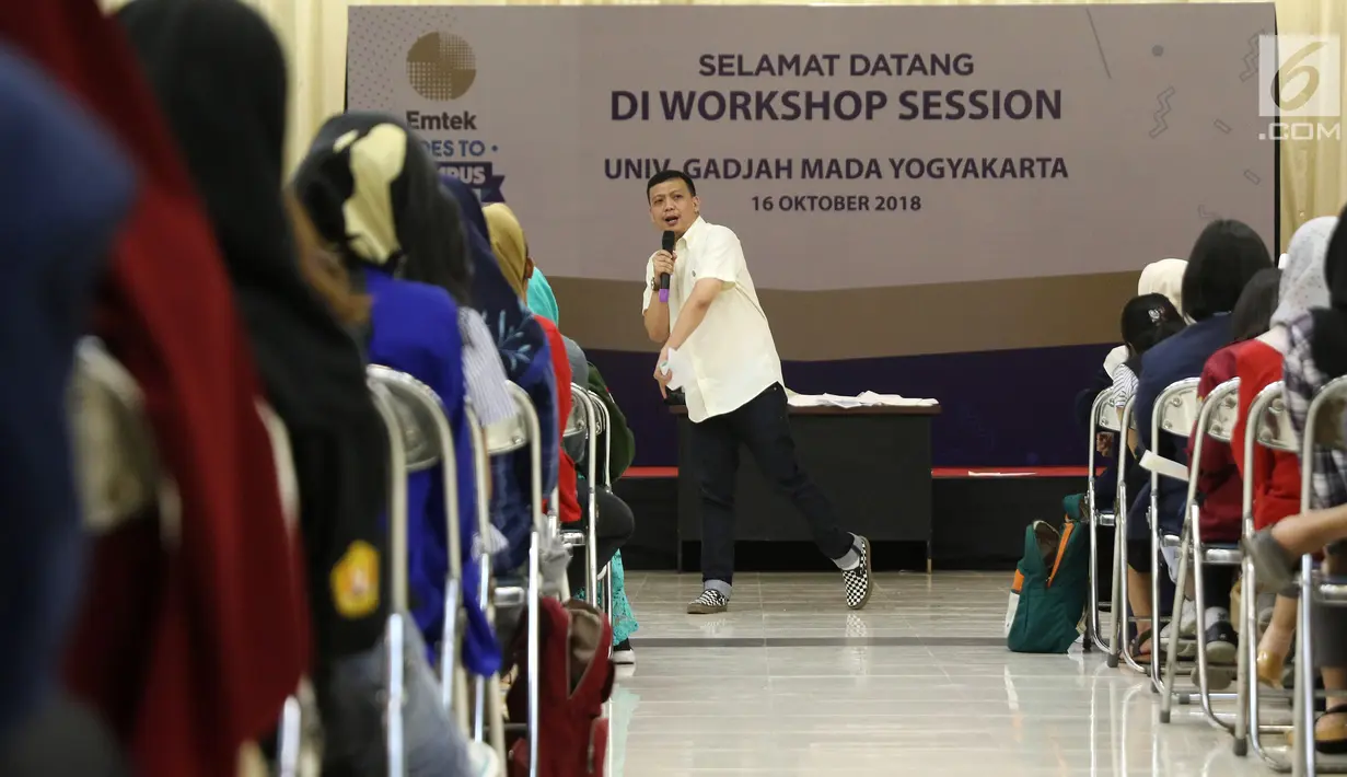 Direktur VIP Uncu Putra menjadi pembicara dalam Emtek Goes To Campus di kampus UGM, Yogyakarta, Selasa (16/10). EGTC 2018 juga menghadirkan kompetisi news presenter, inspiring sharing dan entertainment talk. (Liputan6.com/Herman Zakharia)