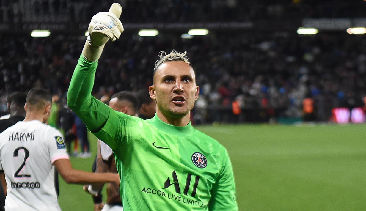 Keylor Navas. Kiper PSG berusia 34 tahun ini memang gagal membawa timnya menjuarai Ligue-1 musim 2020/2021 lalu. Catatan clean sheets-nya pun bukan yang terbaik di antara para kiper kontestan Ligue-1. Namun aksi-aksi kerennya tetap memikat untuk dijadikan nominasi. (AFP/Sebastien Bozon)