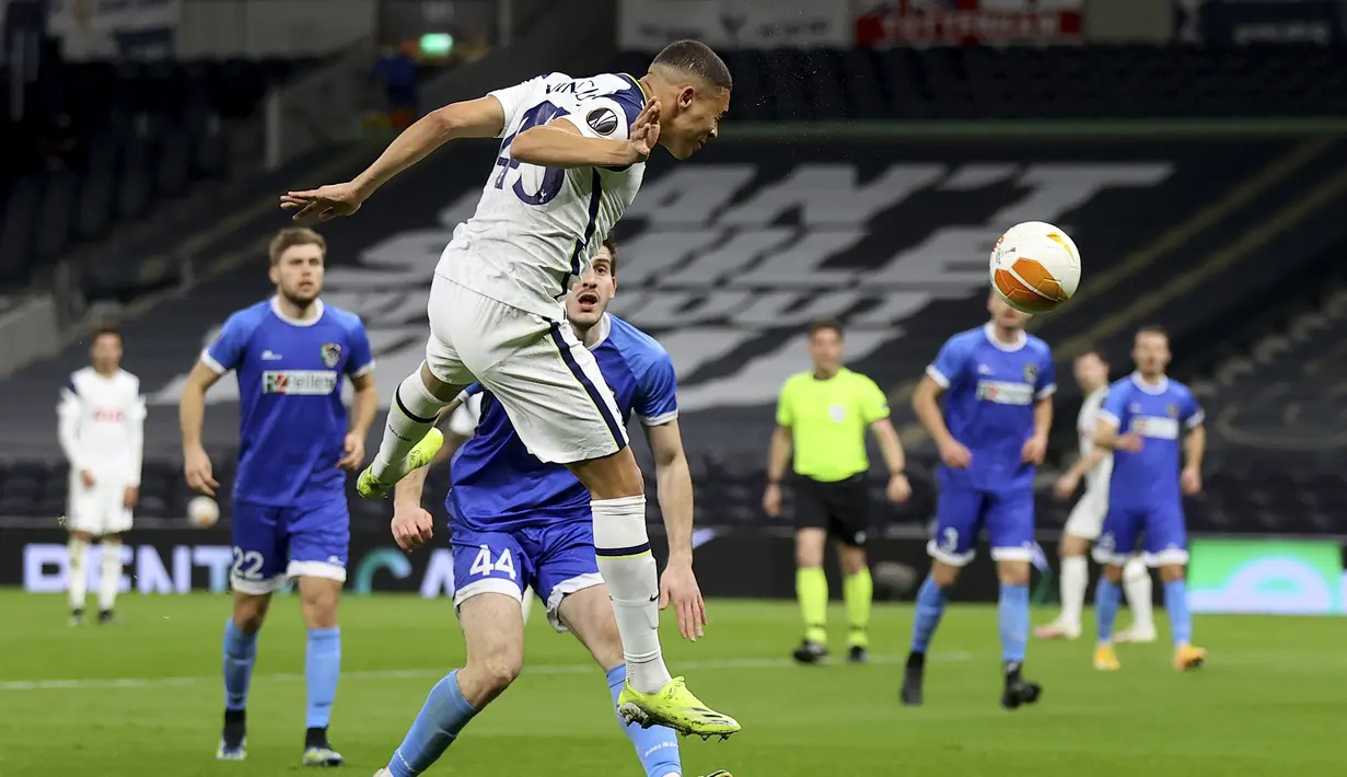 Striker Tottenham Hotspur, Carlos Vinicius melepaskan sundulan yang berbuah gol kedua timnya ke gawang Wolfsberger dalam laga leg kedua babak 32 Besar Liga Europa 2020/21 di Tottenham Hotspur Stadium, Rabu (25/2/2021). Tottenham menang 4-0 atas Wolfsberger. (AP/Julian Finney/Pool)