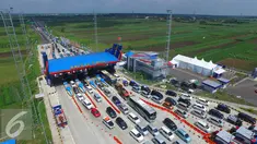 Ribuan kendaraan terjebak kemacetan di pintu tol Brebes Timur, Jawa Tengah, Minggu (3/7). Hingga pukul 13.00 WIB, antrean kendaraan di Jalur tersebut telah mencapai 20 kilometer. (Liputan6.com/Angga Yuniar)
