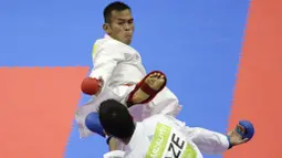 Suryadi karateka Indonesia melawan Firdovs Farzaliyev Azerbaijan di nomor kumite kelas 60 kg pada Islamic Solidarity Games, Minggu (13/5/2017) di Baku, Azerbaijan. (AFP/Patrick Baz)