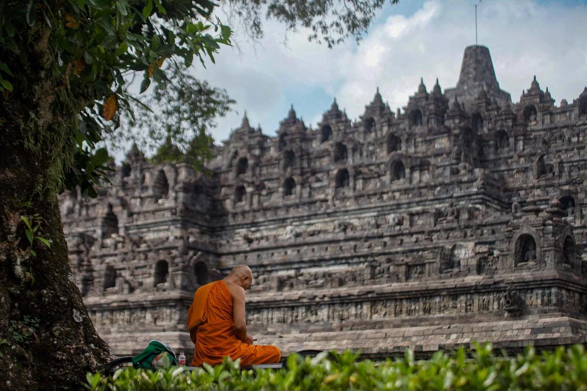 FOTO: Ribuan Umat Buddha Hadiri Puncak  Perayaan Waisak di Candi Borobudur