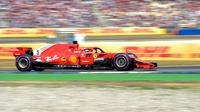 Pebalap Ferrari, Sebastian Vettel saat mengendarai mobilnya dalam saat sesi kualifikasi F1 GP di Sirkuit Hockenheim, Jerman, Sabtu (21/7). (AP Photo/Jens Meyer)