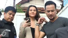 Putri aktris Reza Artamevia, Aaliya Massaid (tengah) usai mengisi acara di kawasan Kapten Tendean, Jakarta, Selasa (5/9). Mudjie Massaid (kanan) terus berada di samping Aaliya saat awak media menyerbu. (Liputan6.com/Herman Zakharia)