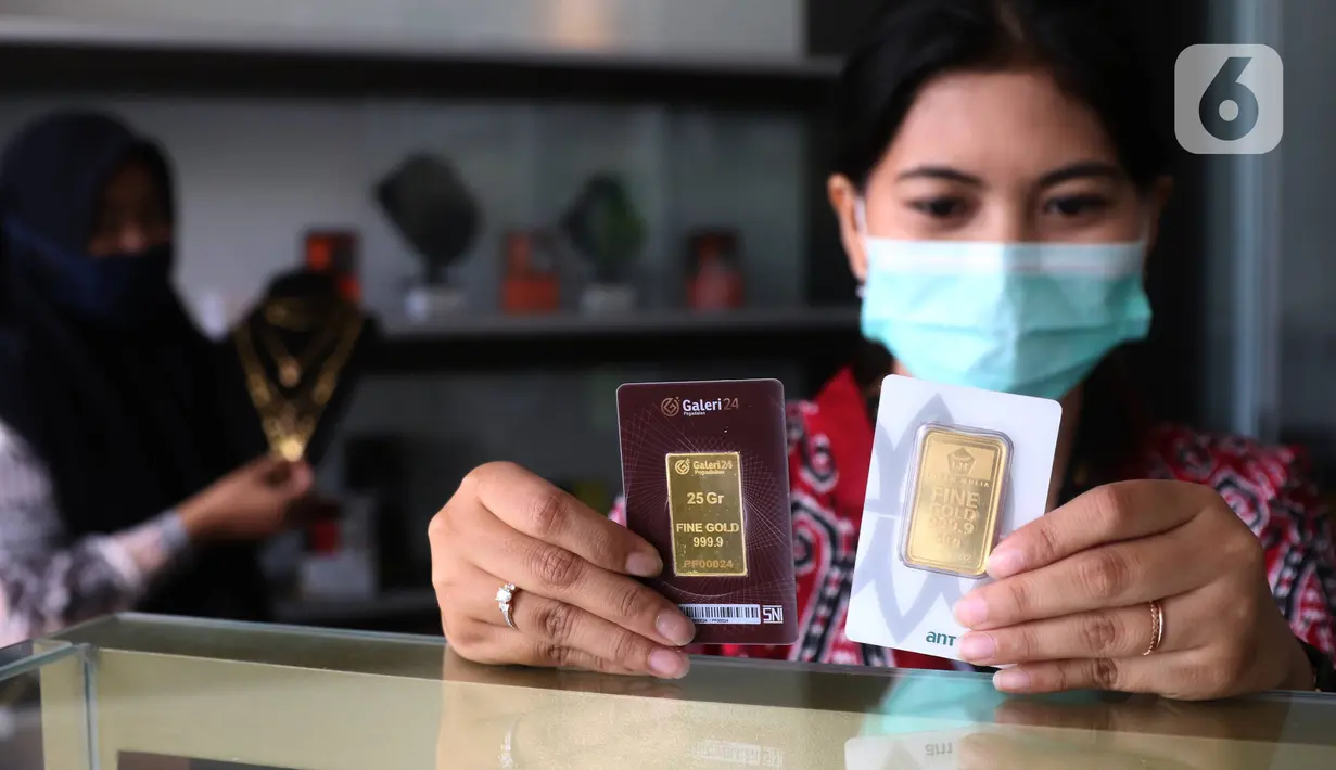 Petugas memperlihatkan emas batangan di Galeri 24 Pegadaian Kota Tangerang, Banten, Kamis (11/6/2020). Harga emas PT Aneka Tambang Tbk (Antam) pada hari ini naik Rp 12.000 menjadi Rp 893 ribu per gram dibanding sebelumnya. (Liputan6.com/Angga Yuniar)