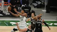Forward Milwaukee Bucks, Giannis Antetokounmpo ketika menghadapi Brooklyn Nets pada lanjutan NBA. (AFP/Stacy Revere).