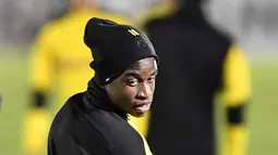 Penyerang Borussia Dortmund, Youssoufa Moukoko saat mengikuti sesi latihan tim di Dortmund, Jerman, Senin (23/11/2020). Dortmund akan bertanding melawan  Club Brugge pada Grup F Liga Champions. (AP Photo/Martin Meissner)