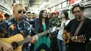 Band Cokelat di KRL (Adrian Putra/Fimela.com)