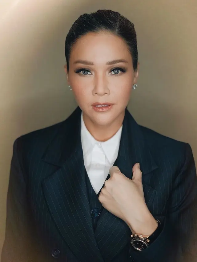 Potret Maia Estianty Pamer Rambut Penuh Uban (sumber: instagram/@maiaestiantyreal)