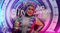Penyanyi Dangdut Elvi Sukaesih berpose setelah mendapatkan penghargaan Life Achievement dalam ajang SCTV Music Awards 2016 di Studio Emtek City, Jakarta, Kamis (28/04/2016). (Liputan6.com/Herman Zakharia)
