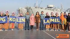 Citizen6, Cilangkap: PG Jalasenastri Kolinlamil menampilkan tarian khas Betawi Ondel-ondel dalam menyambut hari Kartini dan HUT Jalasenastri 2012, di lapangan Trisila Mabesal, Cilangkap, Jakarta Timur, Jumat (20/4). (Pengirim: Dispenkolinlamil)