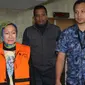 Wali Kota Cimahi nonaktif Atty Suharti Tochija berjalan usai menjalani pemeriksaan di Gedung KPK, Jakarta, Rabu (28/12). Atty diperiksa sebagai saksi terkait kasus dugaan korupsi pembangunan Pasar Atas Baru Cimahi. (Liputan6.com/Helmi Affandi)