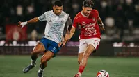 Thijmen Goppel (kanan) berupaya lepas dari penjagaan Anton Fase pada laga BRI Super League 2025/2026 antara Bali United vs PSIM Yogyakarta di Stadion Kapten I Wayan Dipta, Sabtu (20/9/2025) malam WIB. (Bola.com/Alit Binawan)