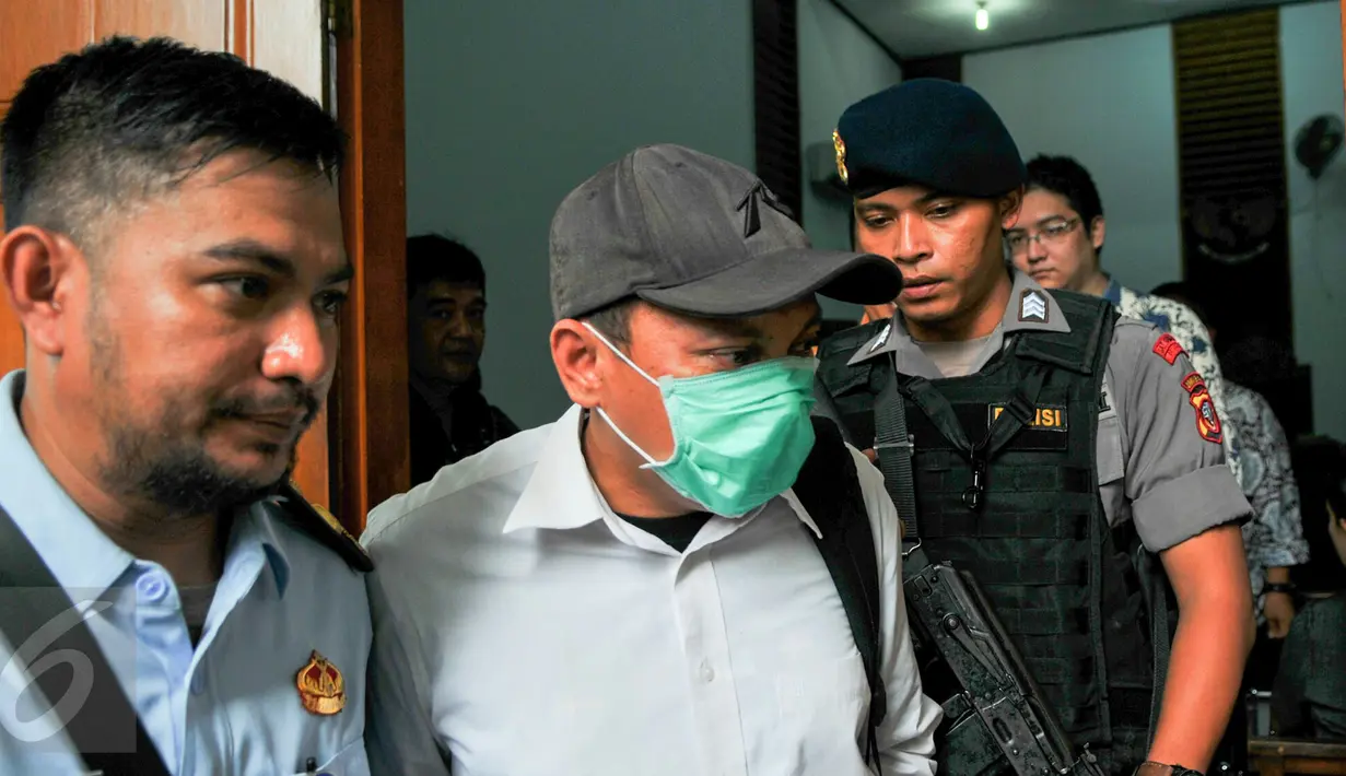 Gayus Tambunan dikawal ketat petugas Lapas Gunung sindur dan Polisi saat meninggalkan PN  Jakarta Selatan, (3/5/2016). Total hukuman yang diterima Gayus adalah 30 tahun pidana penjara dan membayar denda mencapai Rp1 miliar. (Liputan6.com/Yoppy Renato)