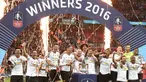 Para pemain Manchester United  merayakan kemenangan meraih trofi piala FA usai melawan  Crystal Palace di Wembley, London, (21/5/2016). (EPA/Facundo Arrizabalaga)