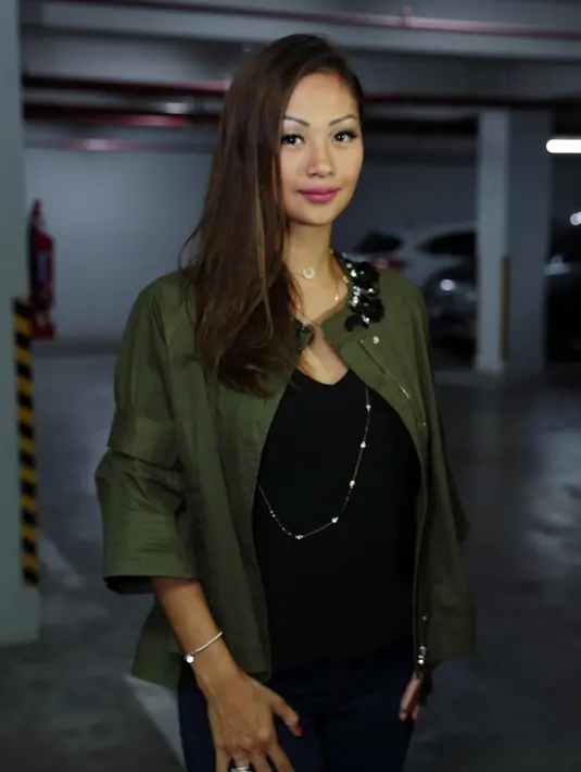 Dibanding Jakarta, Indah Kalalo lebih senang menetap di Bali. Keindahan alam dan kesejukan Pulau Dewata menjadi salah satu pertimbangannya. Ibu tiga anak itu merasa Bali lebih cocok buat tumbuh kembang anak-anak. (Deki Prayoga/Bintang.com)