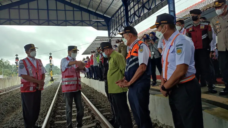 Menteri Perhubungan (Menhub) Budi Karya Sumadi meninjau langsung jalur ganda atau double track kereta api (KA) Bogor-Sukabumi, Minggu (3/4/2022).