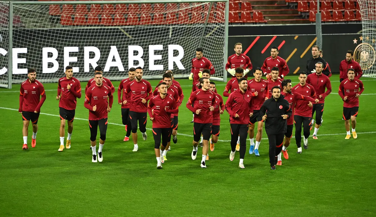 Para pemain Turki melakukan pemanasan di stadion Rheinenergie di Cologne, Jerman (6/10/2020). Timnas Turki akan menghadapi Jerman di laga uji coba di stadion Rheinenergie di Cologne, Jerman, Kamis (8/10/2020) dini hari WIB. (AFP/Ina Fassbender)