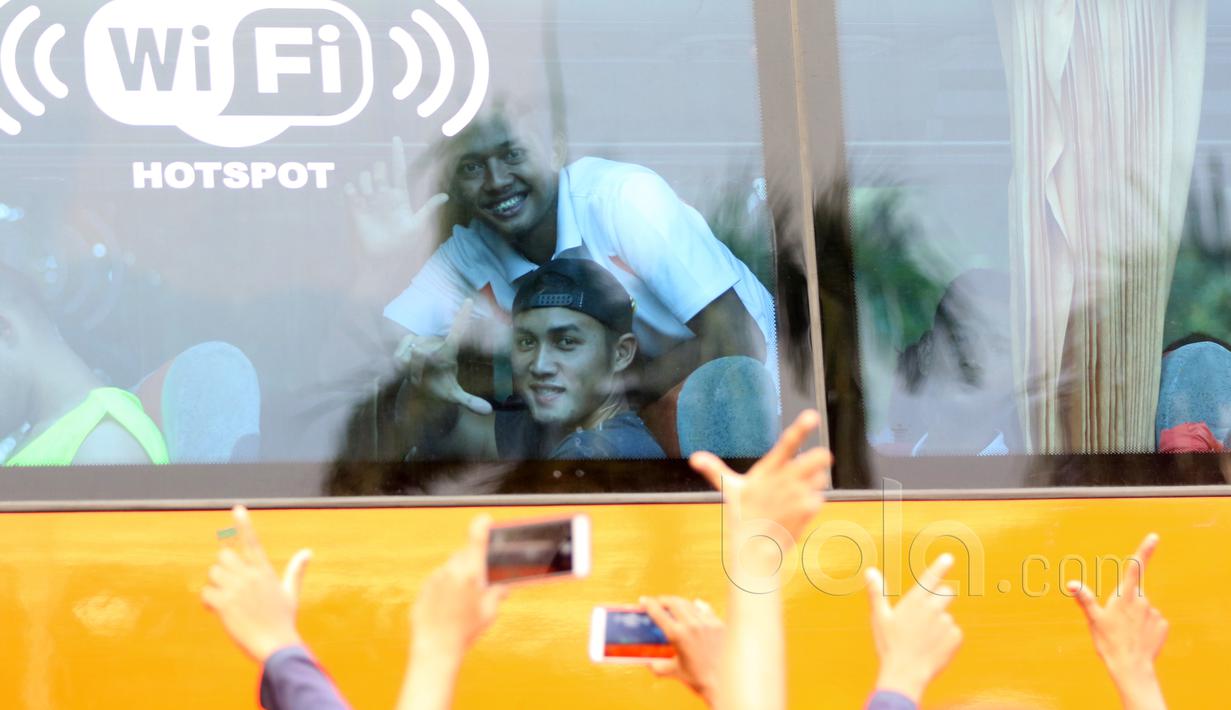Gunawan tersenyum kepada The Jakmania usai berlatih bersama para pemain Persija Jakarta di Lapangan Banteng, Jakarta, Selasa (11/4/2017). Tim Persija memiliki jadwal dua minggu sekali untuk jumpa fans lewat latihan. (Bola.com/Nicklas Hanoatubun)