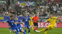 Pemain Ukraina,&nbsp;Oleksandr Zinchenko, melepaskan tendangan ke area pertahanan Slovakia pada matchday 2 Piala Eropa 2024 di Dusseldorf, Jerman, Jumat (21/6/2024). (AP Photo/Martin Meissner)