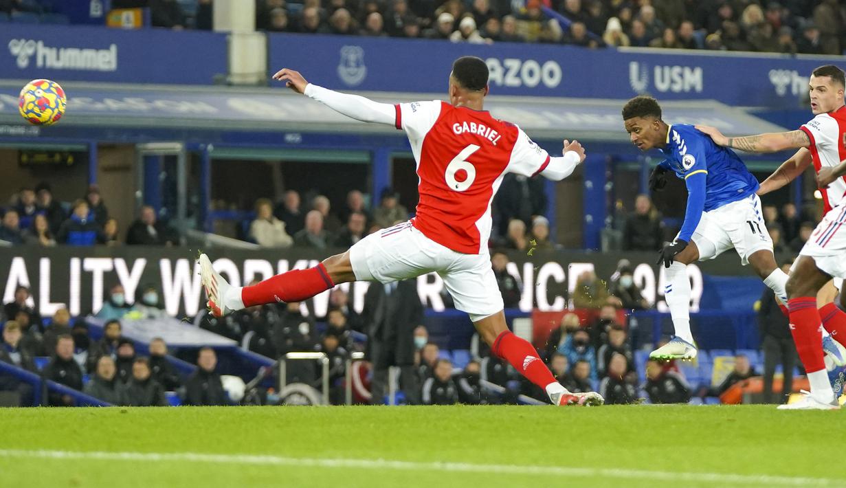 Sepakan keras striker Everton, Demarai Gray (kedua dari kanan) ke gawang Arsenal pada menit ke-13 masih melambung di atas mistar gawang Arsenal. (AP/Jon Super)