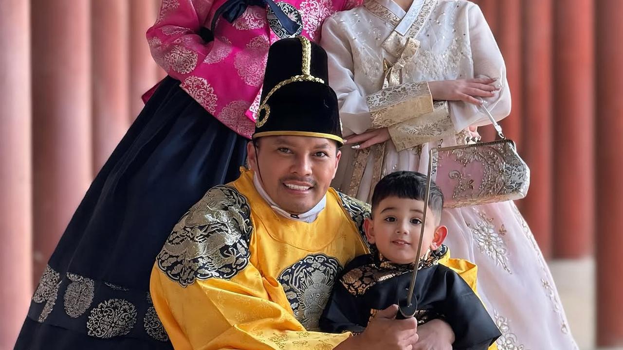 Potret Jennifer Dunn dan Keluarga Pakai Hanbok saat Nikmati Momen di Istana Gyeongbok
