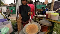 Kerak telor yang sudah menjadi ikon dari kuliner di Jakarta Fair ini, tetap populer dicari oleh para pengunjung hingga saat ini. (Liputan6.com/Helmi Fithriansyah)