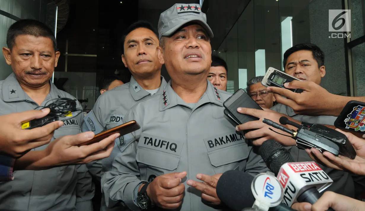 Kepala Bakamla Laksamana Madya Achmad Taufiqoerrochman memberikan keterangan usai keluar dari Gedung KPK, Jakarta, Kamis (17/1). Taufiqoerrochman datang untuk audiensi dengan pimpinan KPK terkait pencegahan tindak pidana korupsi. (Merdeka.com/Dwi Narwoko)