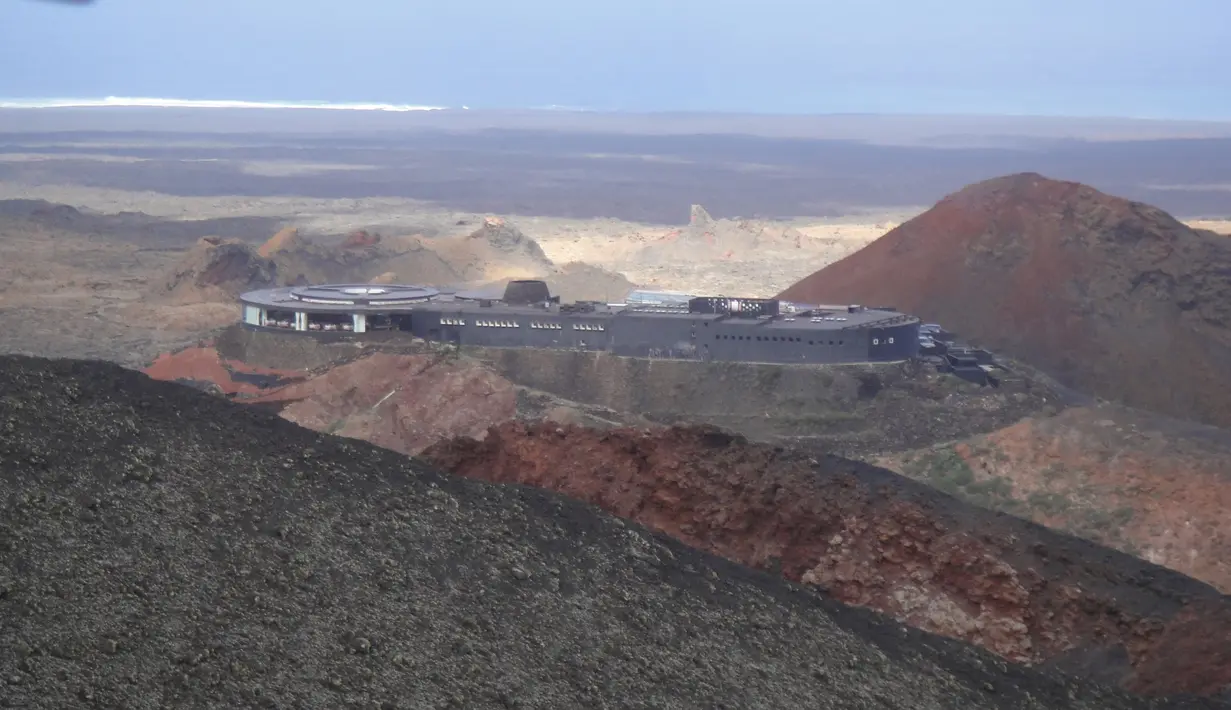Restoran El Diablo berada di gunung berapi yang masih aktif, yang tepatnya terletak di Lanzarote, Spanyol. Para pengunjung akan disuguhi lanskap alam mengagumkan gunung berapi dari Taman Nasional Timanfaya di Kepulauan Canary. (commons.wikimedia.org)