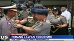 Atas keberanian anggota Mapolda Riau, Kapolri berikan penghargaan kenaikan pangkat serta pin emas.