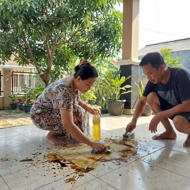 Membersihkan getah pohon di teras rumah dengan minyak goreng (Gemini AI)