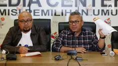 Ketua KPU Arief Budiman (kanan) dan Komisioner Ilham Saptra saat jumpa pers di kantor KPU, Jakarta, Minggu (8/7). KPU RI menerima hasil rekapitulasi perolehan suara dari 111 daerah yang menyelenggarakan pilkada 27 Juni. (Liputan6.com/Herman Zakharia)